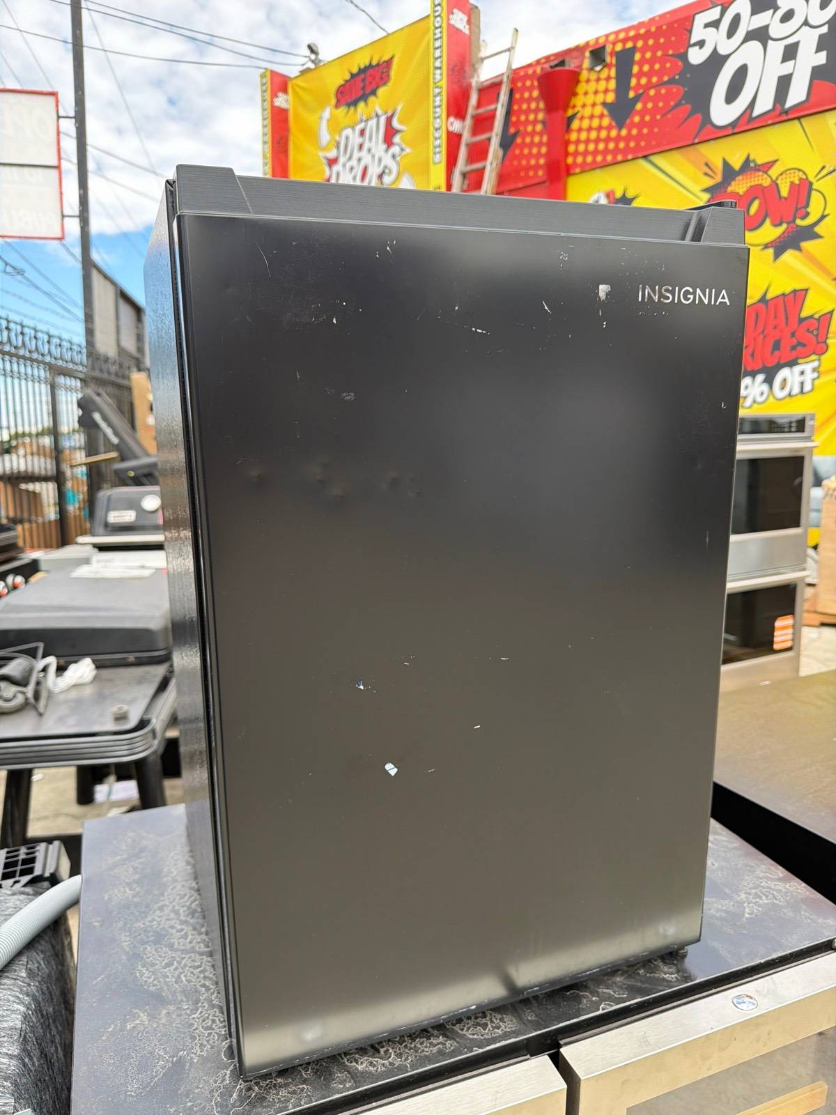 Insignia 2.5 CU. FT COMPACT FRIDGE- BLACK